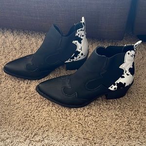 Altar’d State white and black print bootie size 9